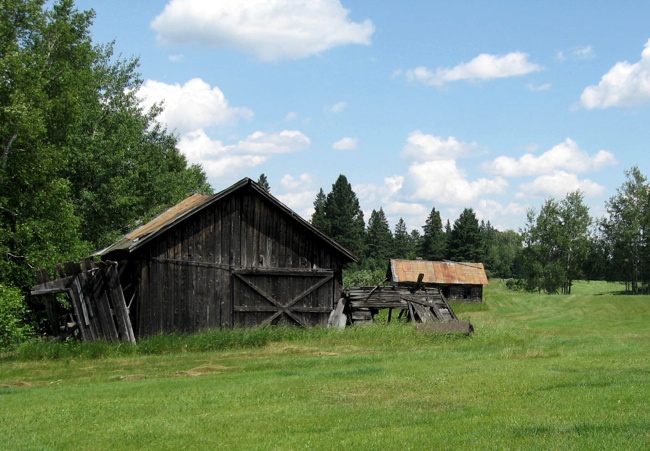 The blacksmith shop with the chicken coop in the background in 2008 Pic of The blacksmith shop with the chicken coop in the background in 2008